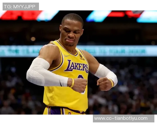 布克称赞吉莱斯皮影响力显著威少防守表现出色训练刻苦